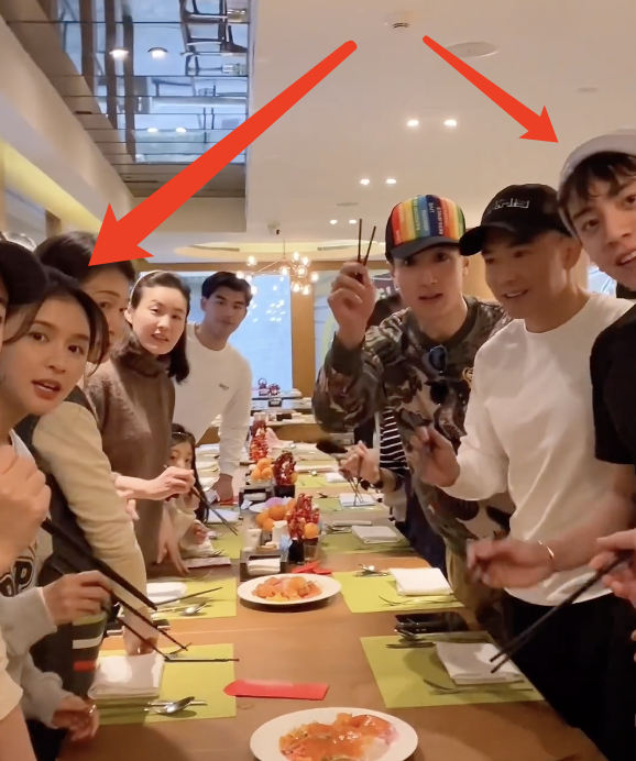 王大陆携女友和吴尊刘畊宏聚餐，蔡卓宜怀抱小泡芙融入对方朋友圈