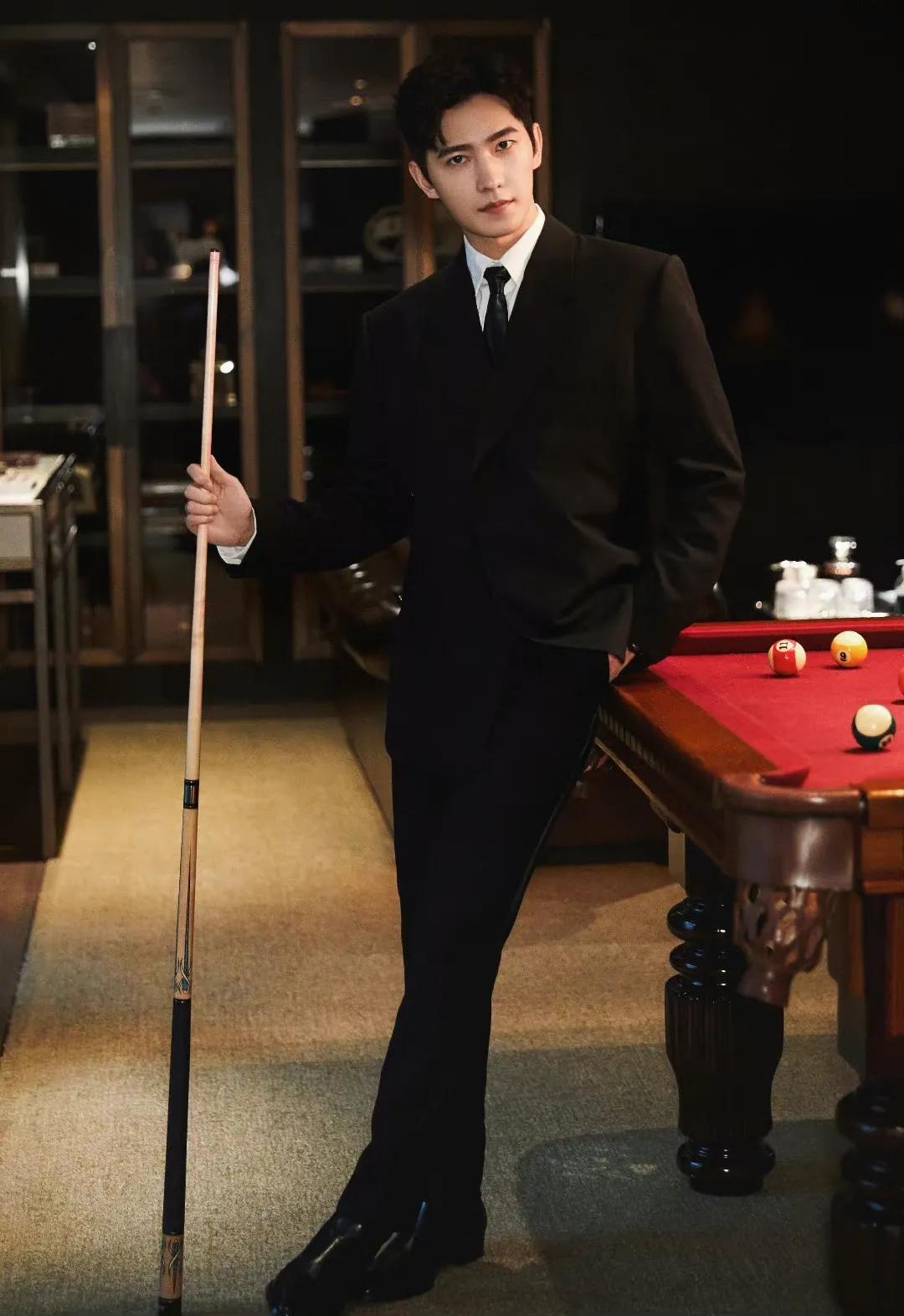 杨洋杨洋 西装侧颜杀