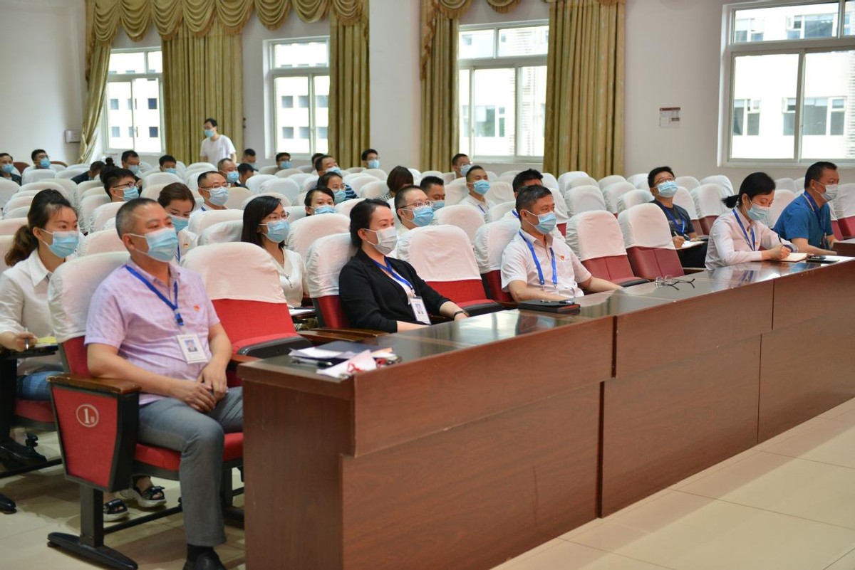 安岳县中医医院组织收看省第十二次党代会开幕式直播