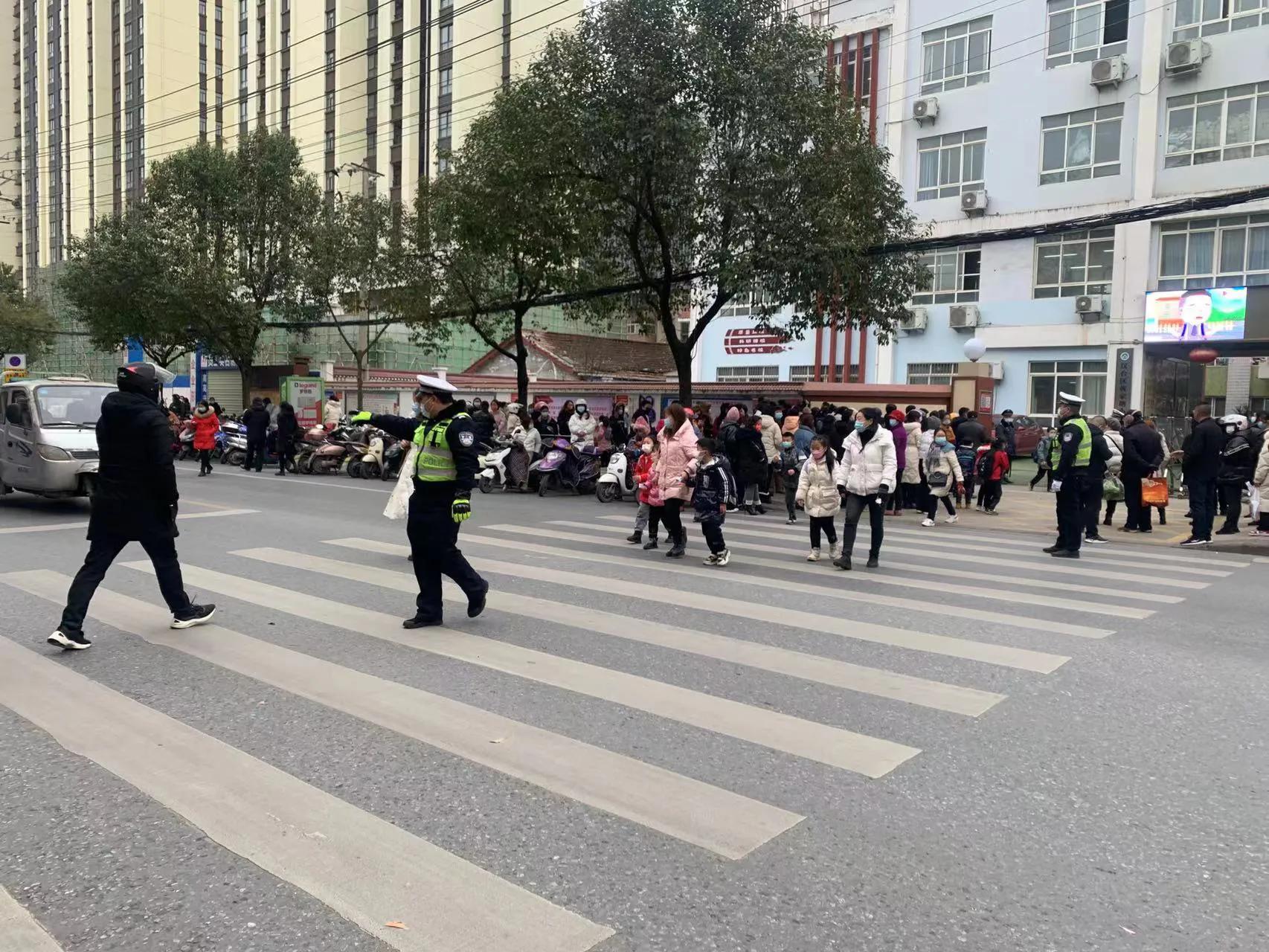 开学季｜汉中交警：“警”力全开“警”然有序！护航安全，有我们