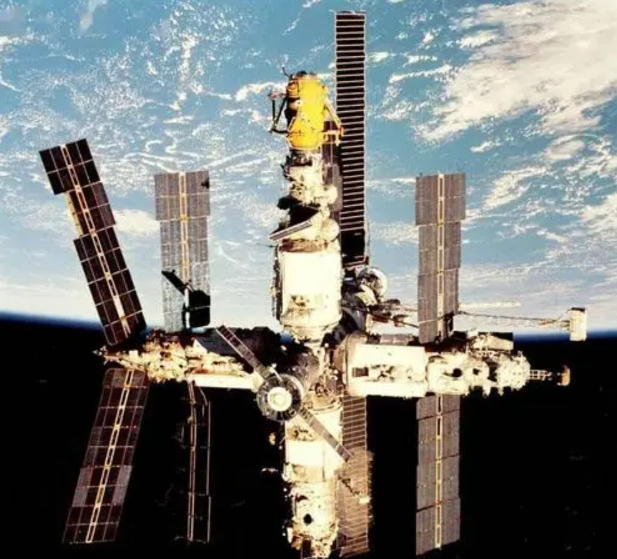 宇航员上天没多久，自己的国家却“没了”，于是在太空呆了311天