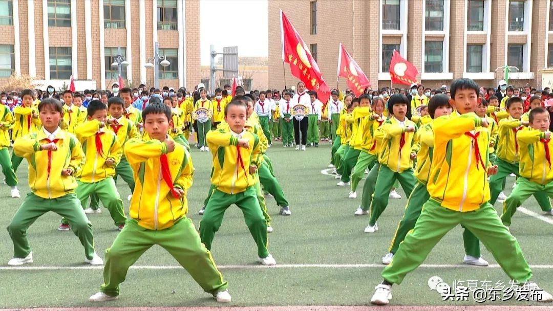 足球嘉年华(足球嘉年华 小小绿茵梦——东乡县幸福学校举行校园足球比赛)