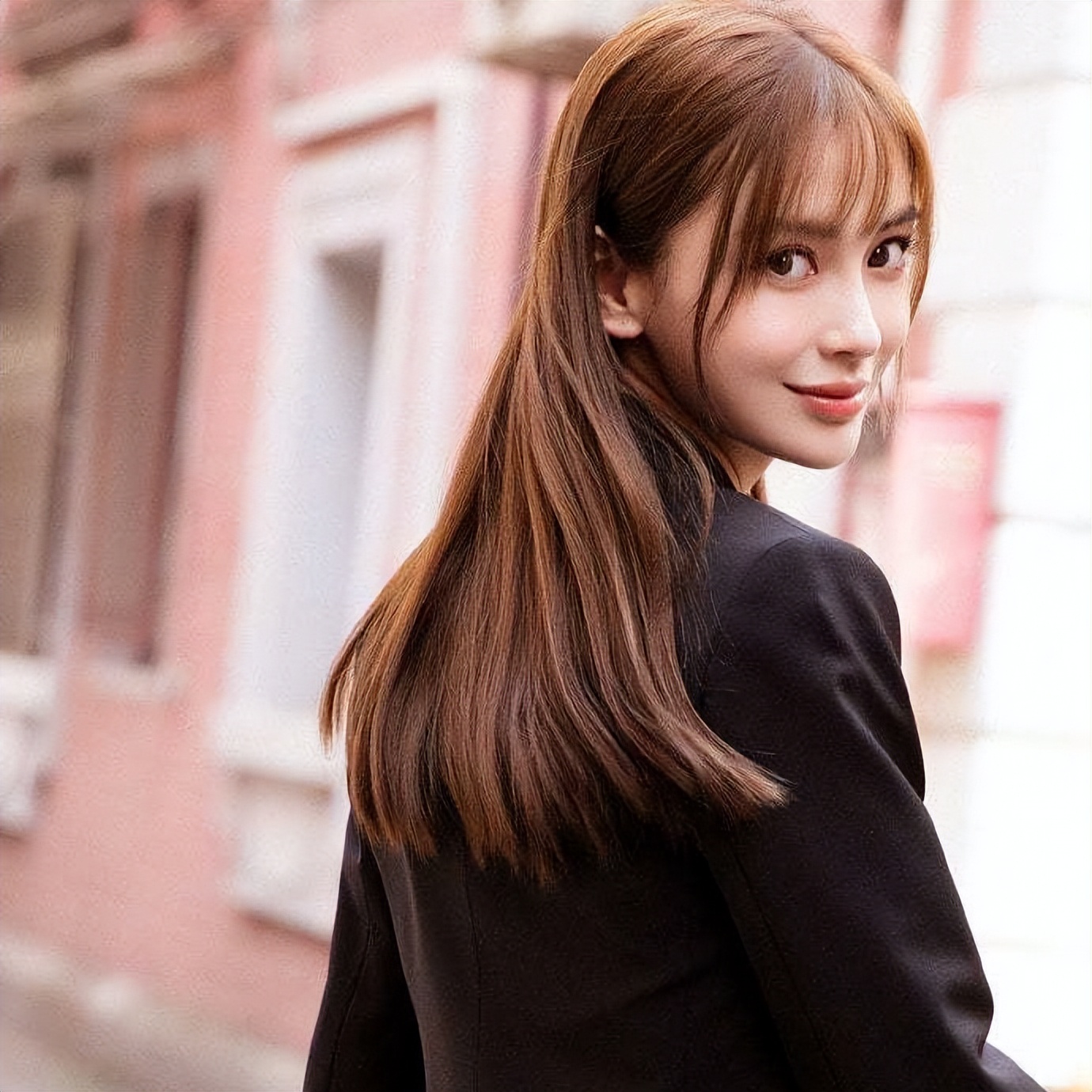 #Angelababy# 飘逸的长发蓦然回首的样子，美到时间都凝固了