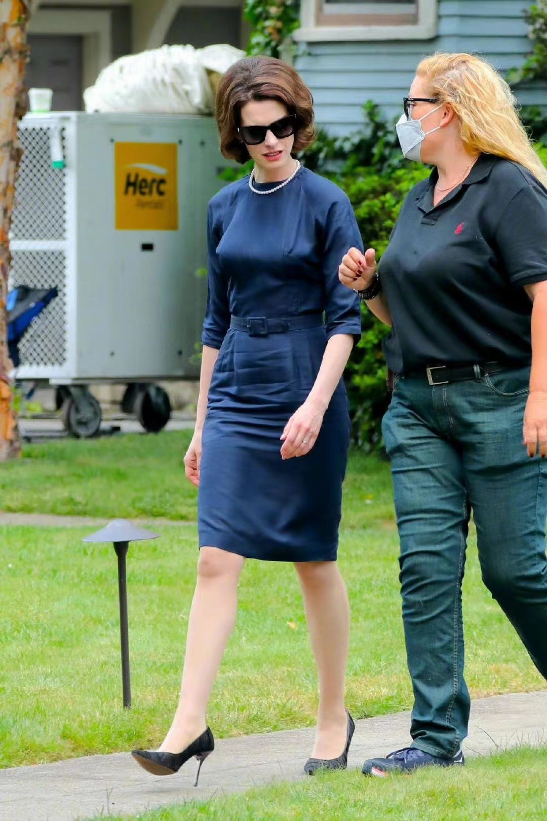 安妮海瑟薇打破白人易老传闻！新照穿裙子勒出小蛮腰，名媛范绝了