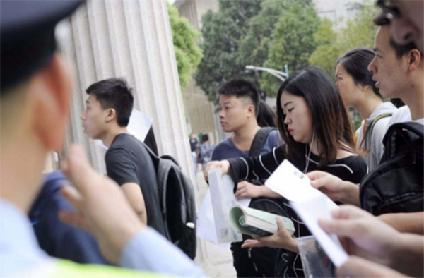 公务员出现“聘任制”，签合同直接入职，以后还是“铁饭碗”吗？