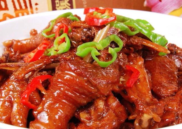 一位50多岁的阉鸡师傅告诉我阉鸡是门技术活，一个优秀的阉鸡匠