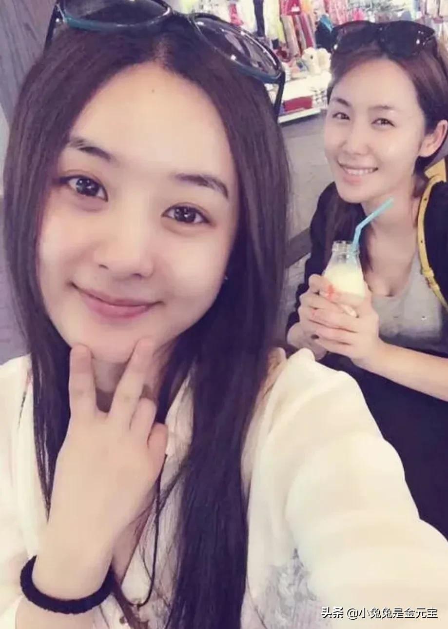 赵丽颖真正的素颜呀，猜猜她旁边这位是谁？