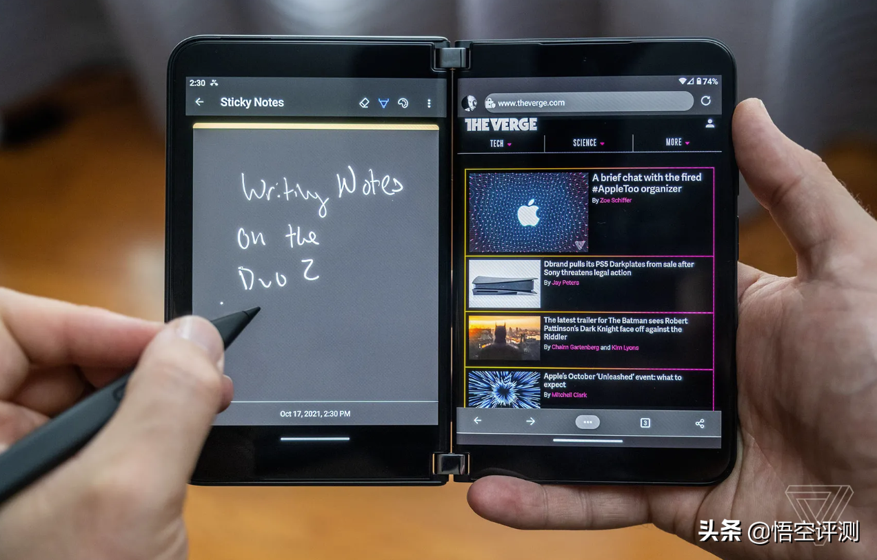 或许是未来手机的一个方向？微软Duo 2，分体式折叠屏