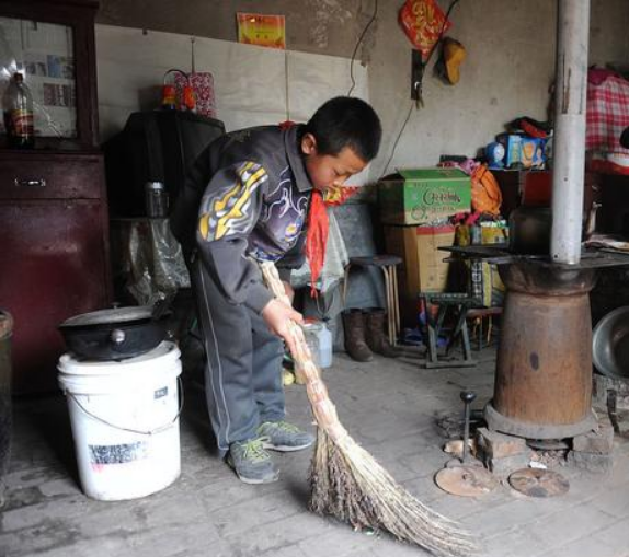 河北男孩逆袭记：9岁捡废品照顾瘫痪母亲，18岁744分考上清华大学