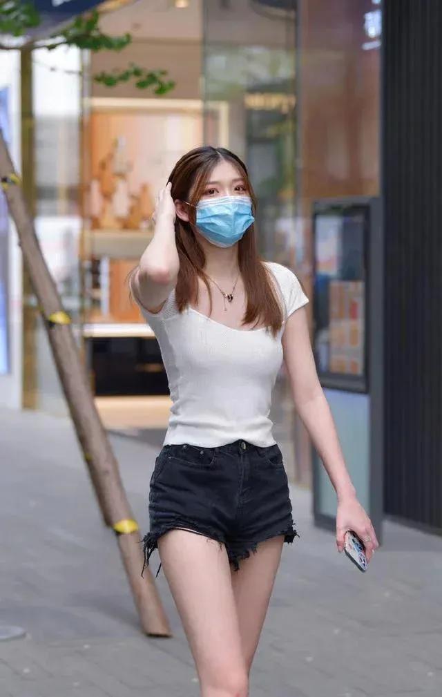 身材完美的小姐姐穿搭牛仔热裤 性感迷人 街拍美图合集