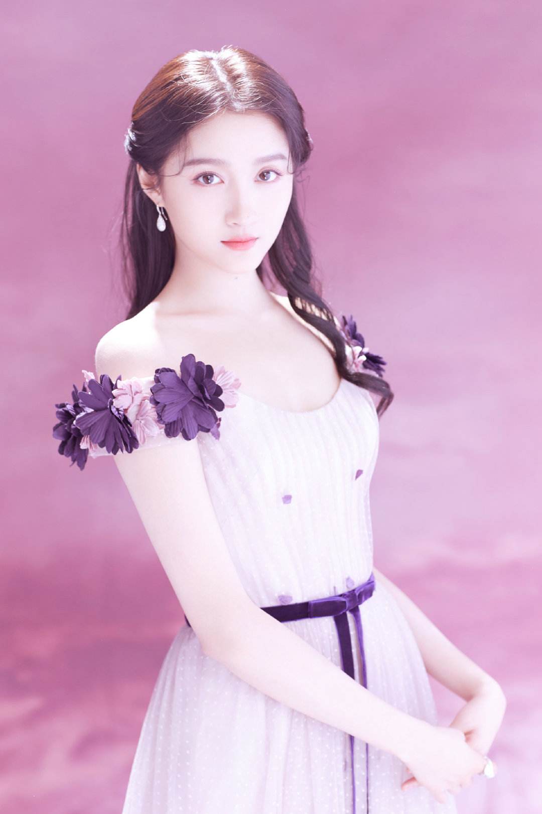 很奇怪晓彤不管什么类照片，看到她始终感觉还是“国民闺女”