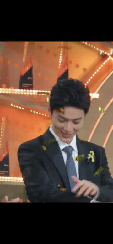 肖战他可真帅啊,帅到没边呀,这身材比例可太完美了