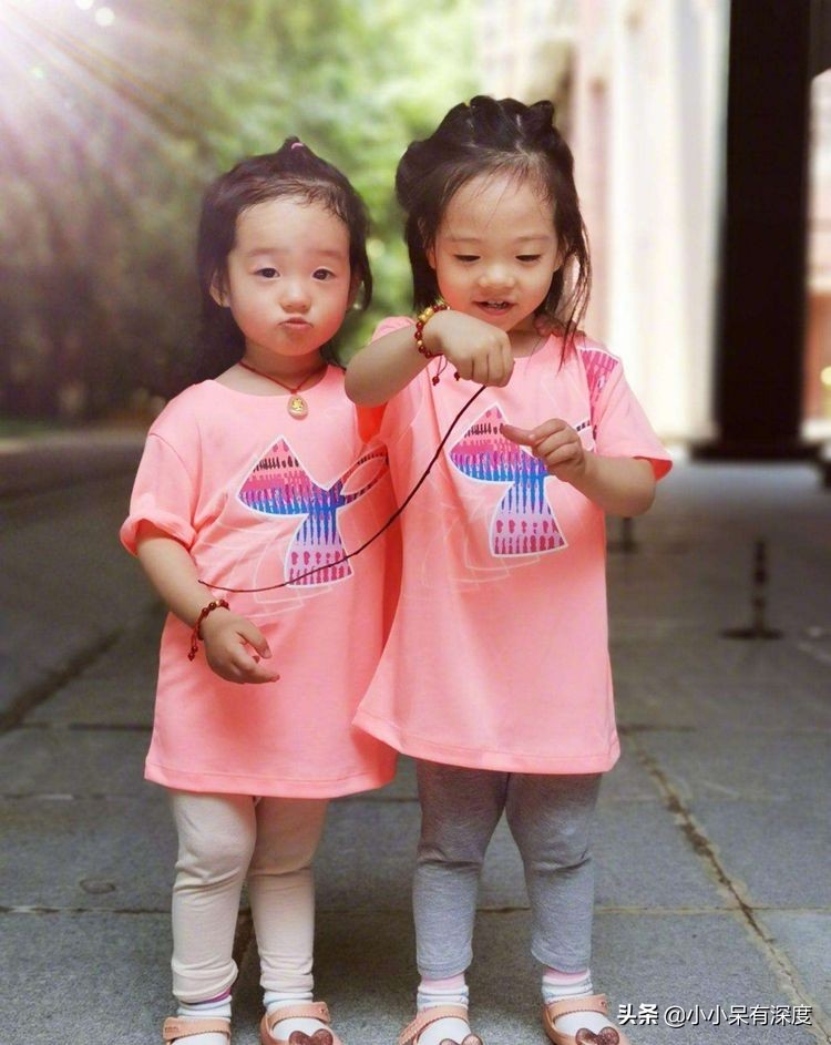 杨威晒照片，哇，小萌娃长成帅哥了！杨阳洋对双胞胎妹妹，特别好
