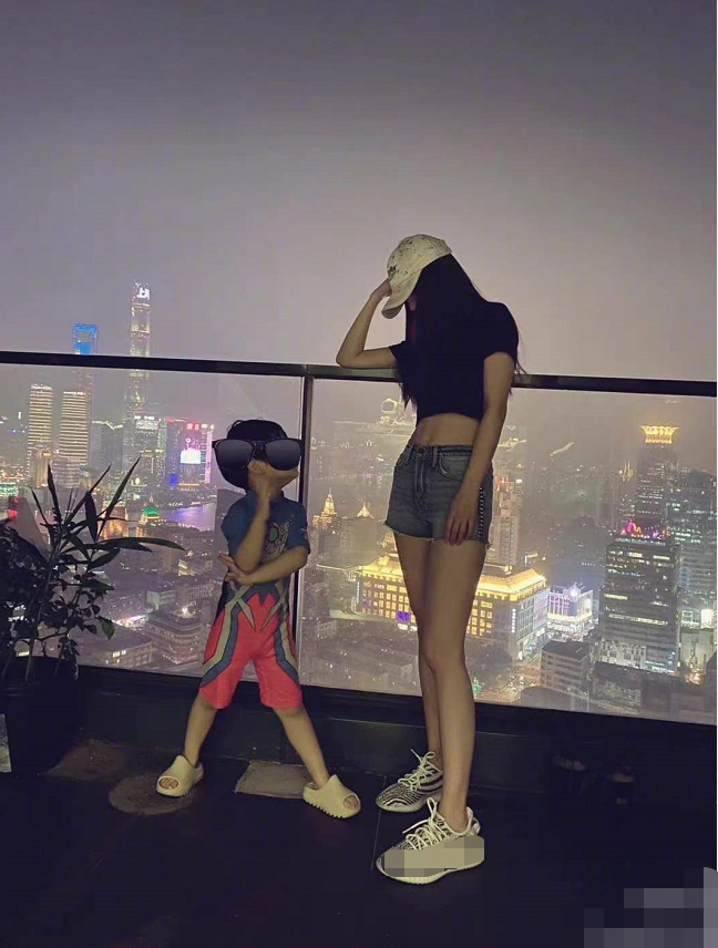 baby和儿子机场亲密互动！小海绵大胆骑箱子滑行，双脚翘起好兴奋