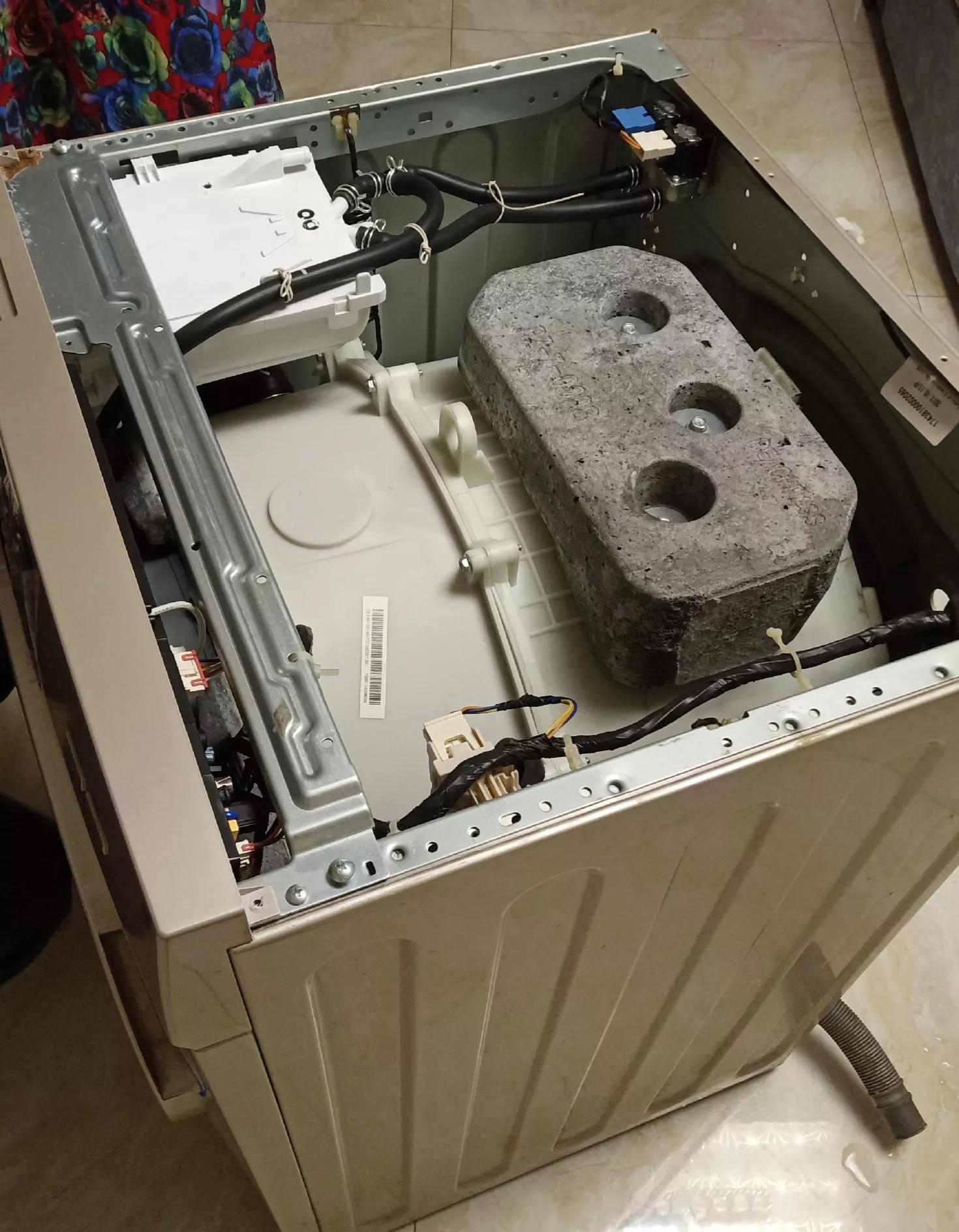 拆开后的全自动滚筒洗衣机