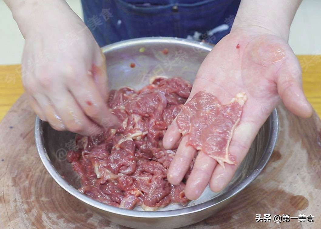 牛肉为何一炒就老？别只会焯水，牢记这2步，牛肉鲜嫩入味