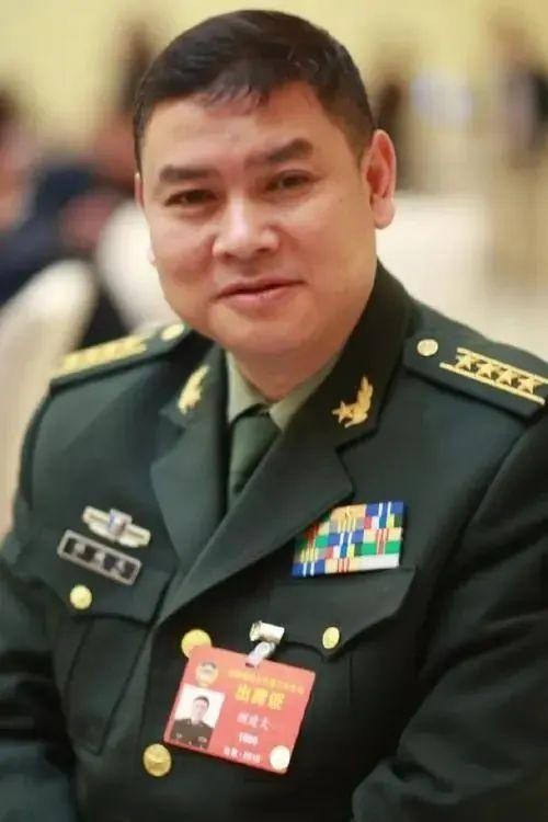 火遍媒体！这26位人大代表、12位政协委员，全部进京履职，全毕业于同一所大学！