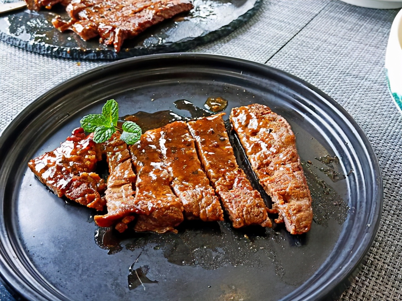 煎牛排哪个部位嫩?用什么锅?大火煎还是小火煎?悄悄全告诉你