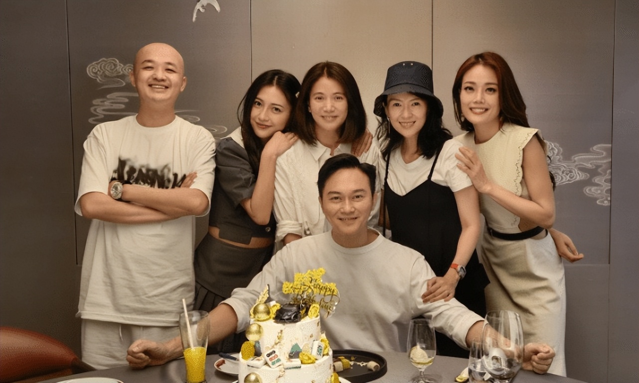 张智霖夫妇浪漫约会，结婚21年甜蜜如初，50岁袁咏仪自信秀全素颜