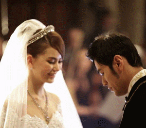 昆凌晒六个月孕肚照，穿风衣巧遮腹部，素颜清纯婚戒抢镜