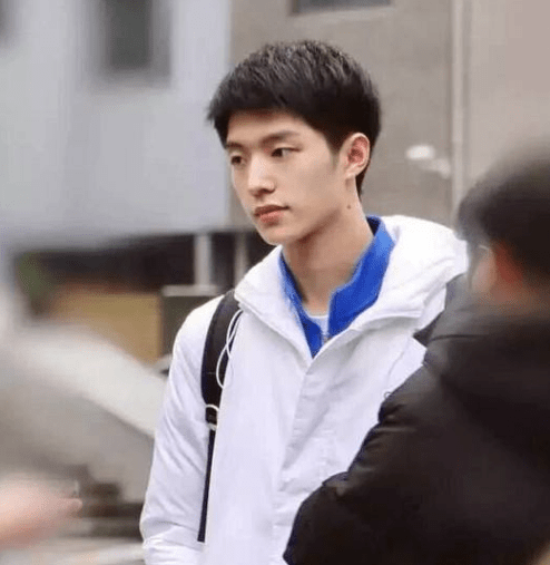 男大学生“神仙”颜值，女生火车站遇男神，这就是心动的感觉