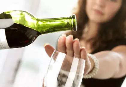 法国开始反思“劝酒文化”，正视“酒精社交”的弊端