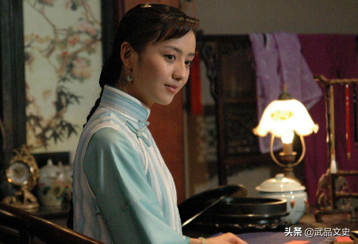 俗语：“窗户再大不是门，女人再强不是人”，看似骂人，实则夸人