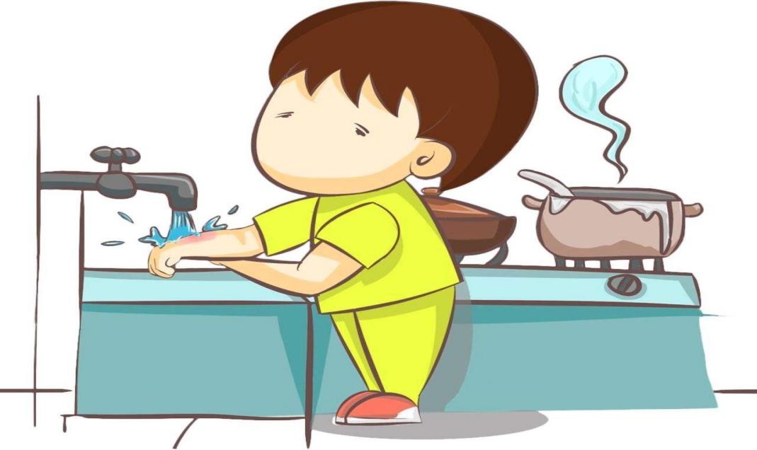 孩子被100度开水烫伤,家长仅冲水10秒却没脱衣服,害了孩子