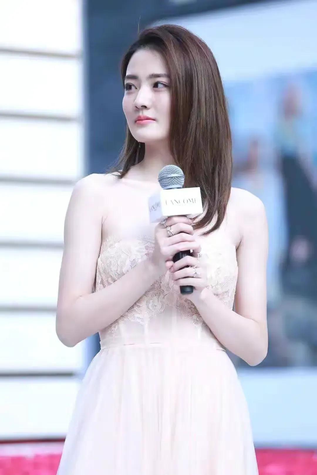 徐璐娇俏可爱甜美，总是让人百看不厌，喜欢这样自然的清纯