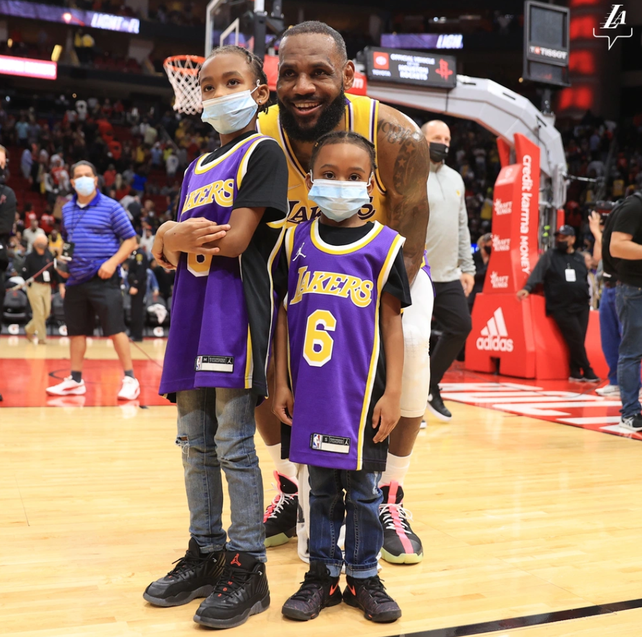 詹姆斯有哪些nba球迷(詹皇绝不提前退场！合影2个小球迷回击黑子，清洁工来了他还没走)