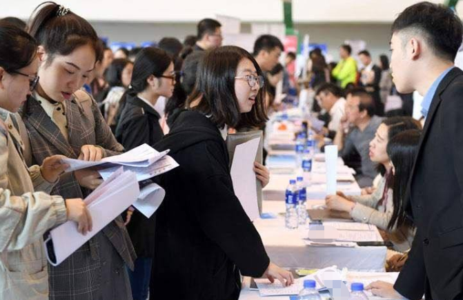 研究生和本科生的差距，4张图告诉你真相，网友：人间真实