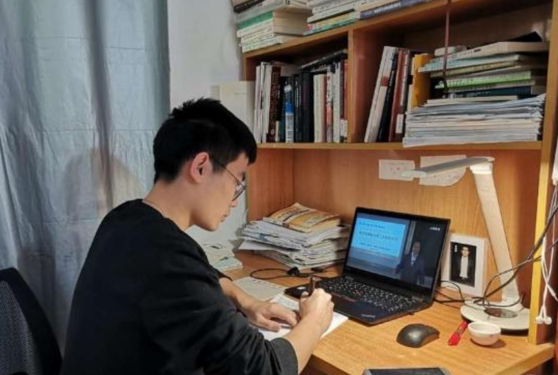 大学生喜从天降，将首次迎来“超长暑假”，部分高校放假时间已出