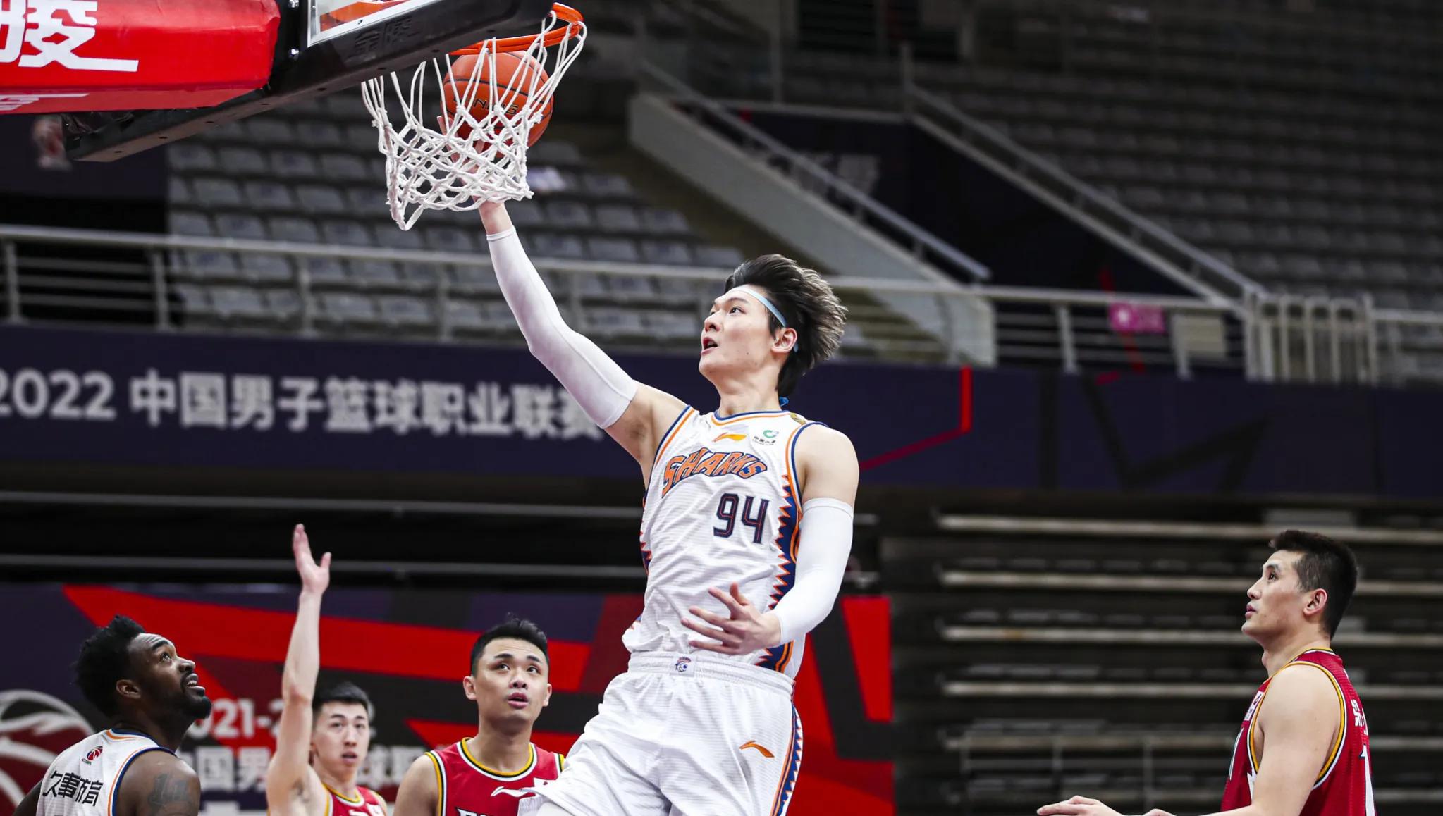 上海队为什么nba打(上海队的投机，成功在半决赛避开广东队，为夺冠李春江演整个CBA)