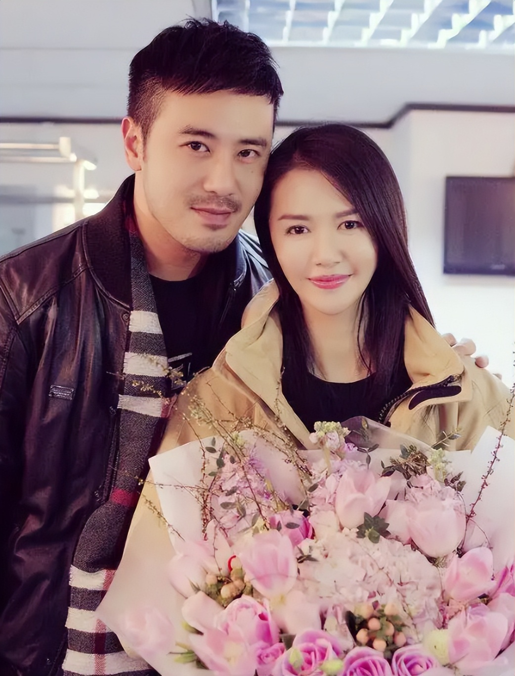 谭维维被曝当妈疑生龙凤胎！和老公抱两娃出街，一家四口温馨同框