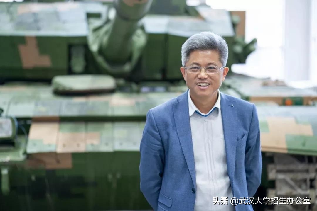 他是我国99A坦克总设计师，湖北出生，985博士毕业，当选中科院院士！