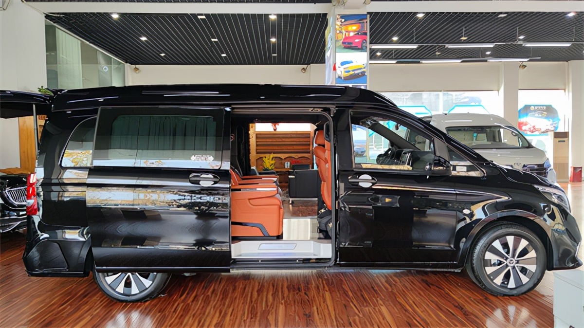 座椅的外形,温馨程度,功用能否齐全是一辆商务车改装很重要的方面.