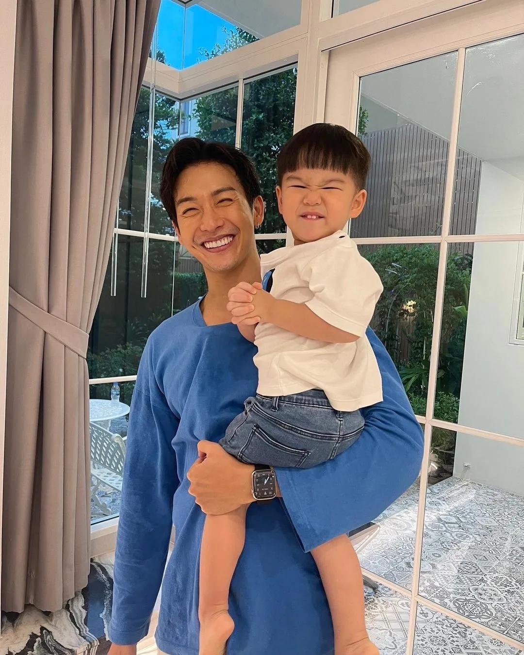 泰星push邀朋友到家玩～抱双胞胎玩敲开森