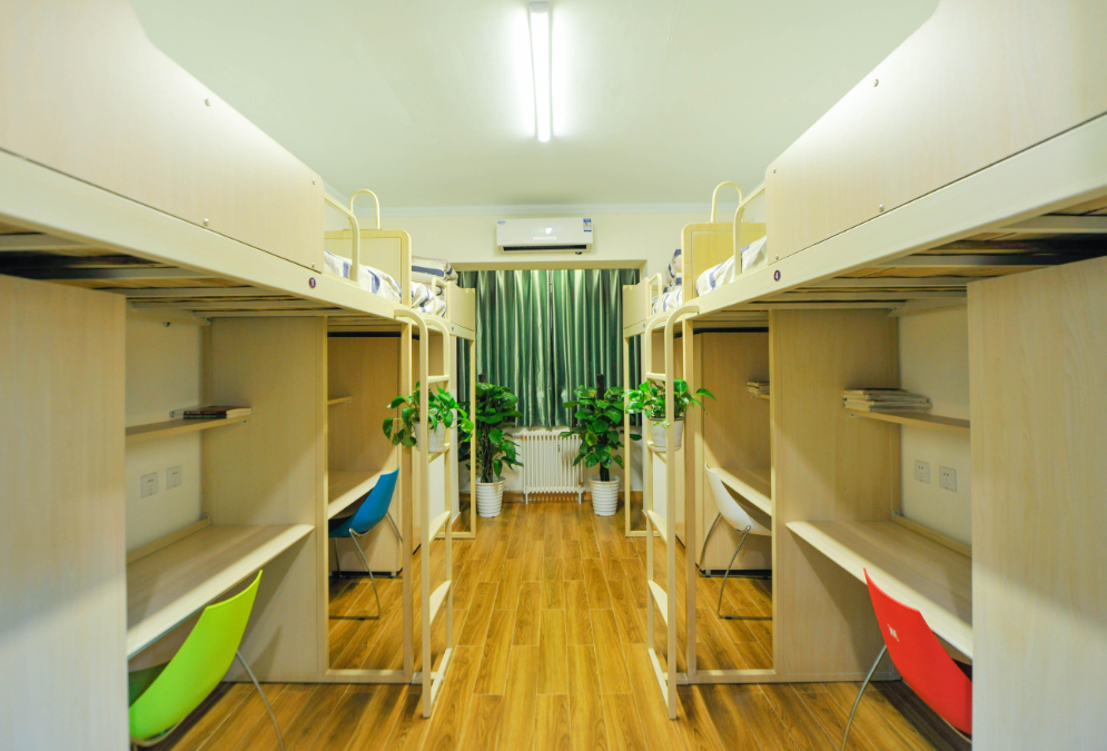 大学宿舍突遭“查寝”，女生宿舍琳琅满目，男生宿舍“影响健康”