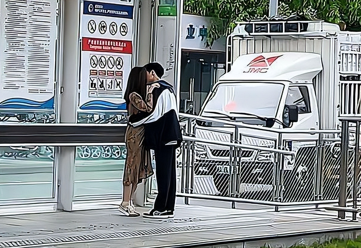 情侣车站下拥吻回顾，女生路过驻足观看，情侣一脸尴尬，捂脸苦笑