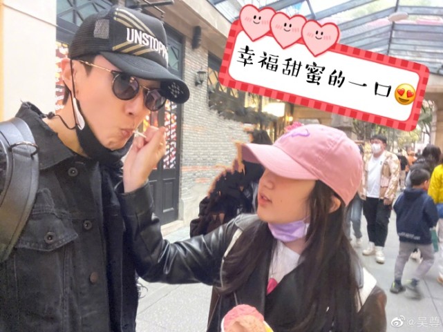 吴尊晒照庆儿女放寒假，获女儿投喂满脸幸福，NeiNei越长越像妈妈