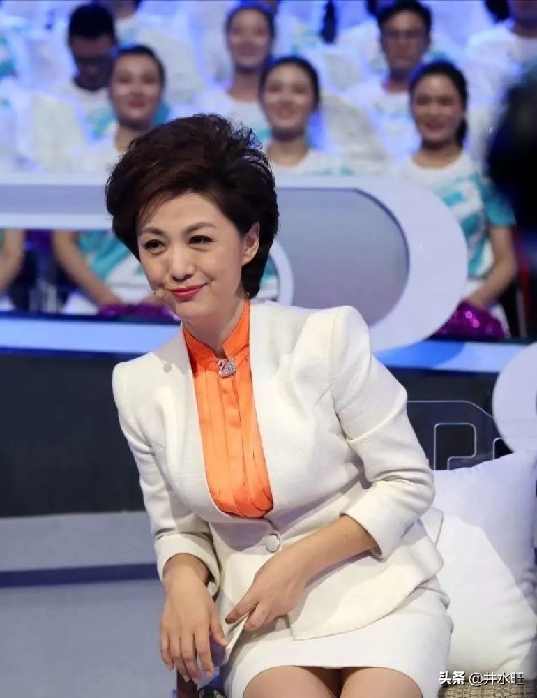 一身白衣的央视女主持，优雅显气质，别具高级感