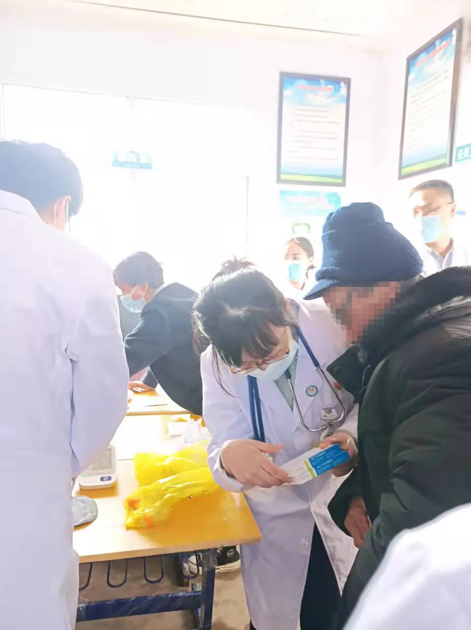 【义诊活动】甘肃中医药大学第四附属医院 甘肃宝石花医院组织专家前往庄浪县下乡义诊