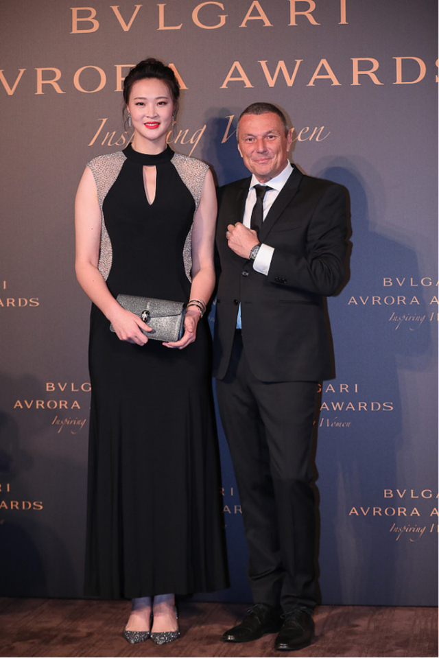 192cm的惠若琪气场真绝，一袭黑色长裙配丸子头，暴露壮实的身材