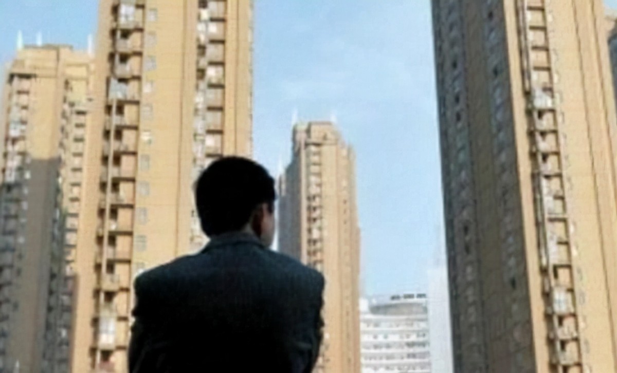 苏州一拆迁户，矮楼被别墅群包围，1000万也不拆，回家还得渡河