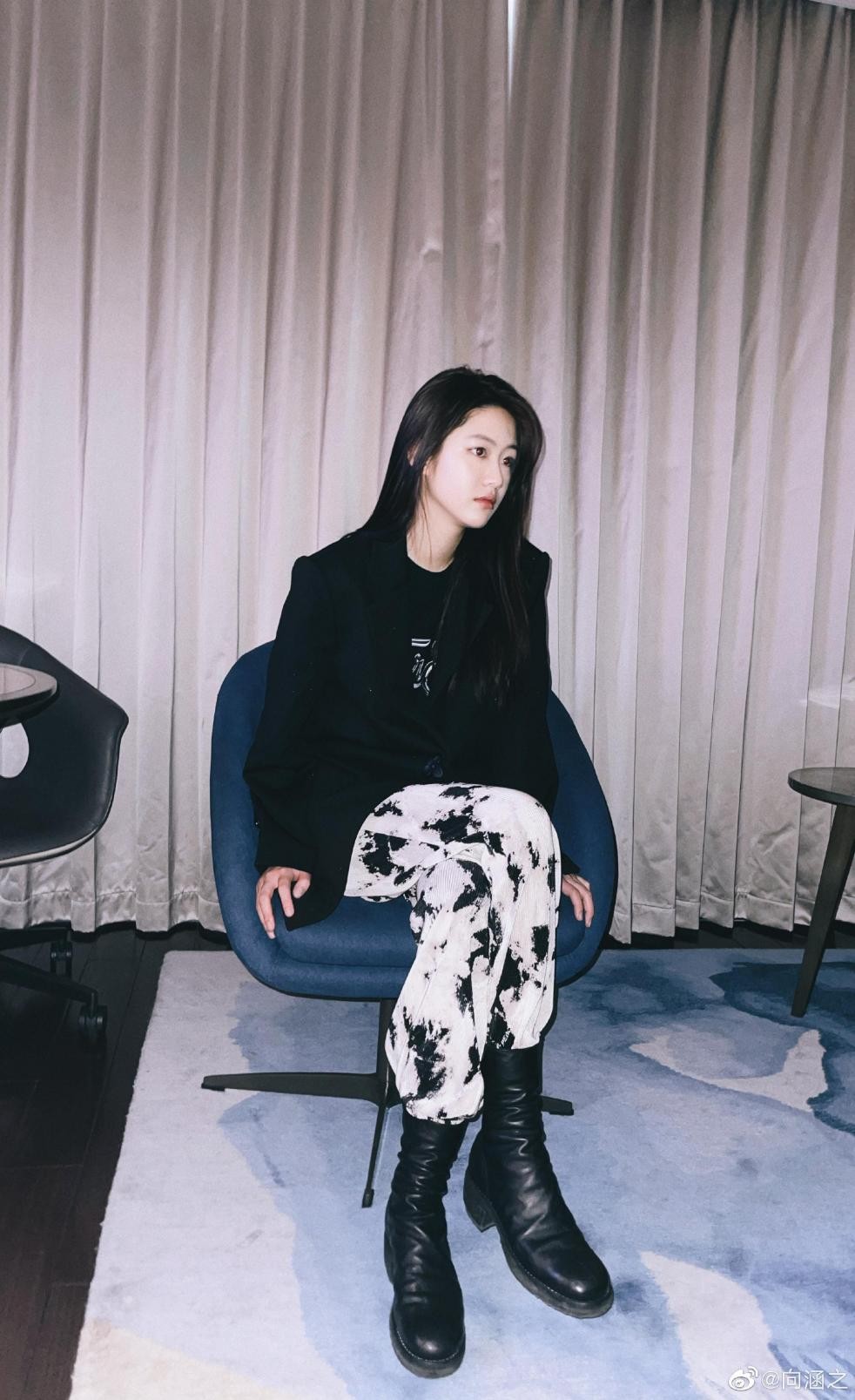 《小敏家》黄磊女儿向涵之，穿衬衫配百褶裙，有清纯大学生那味了