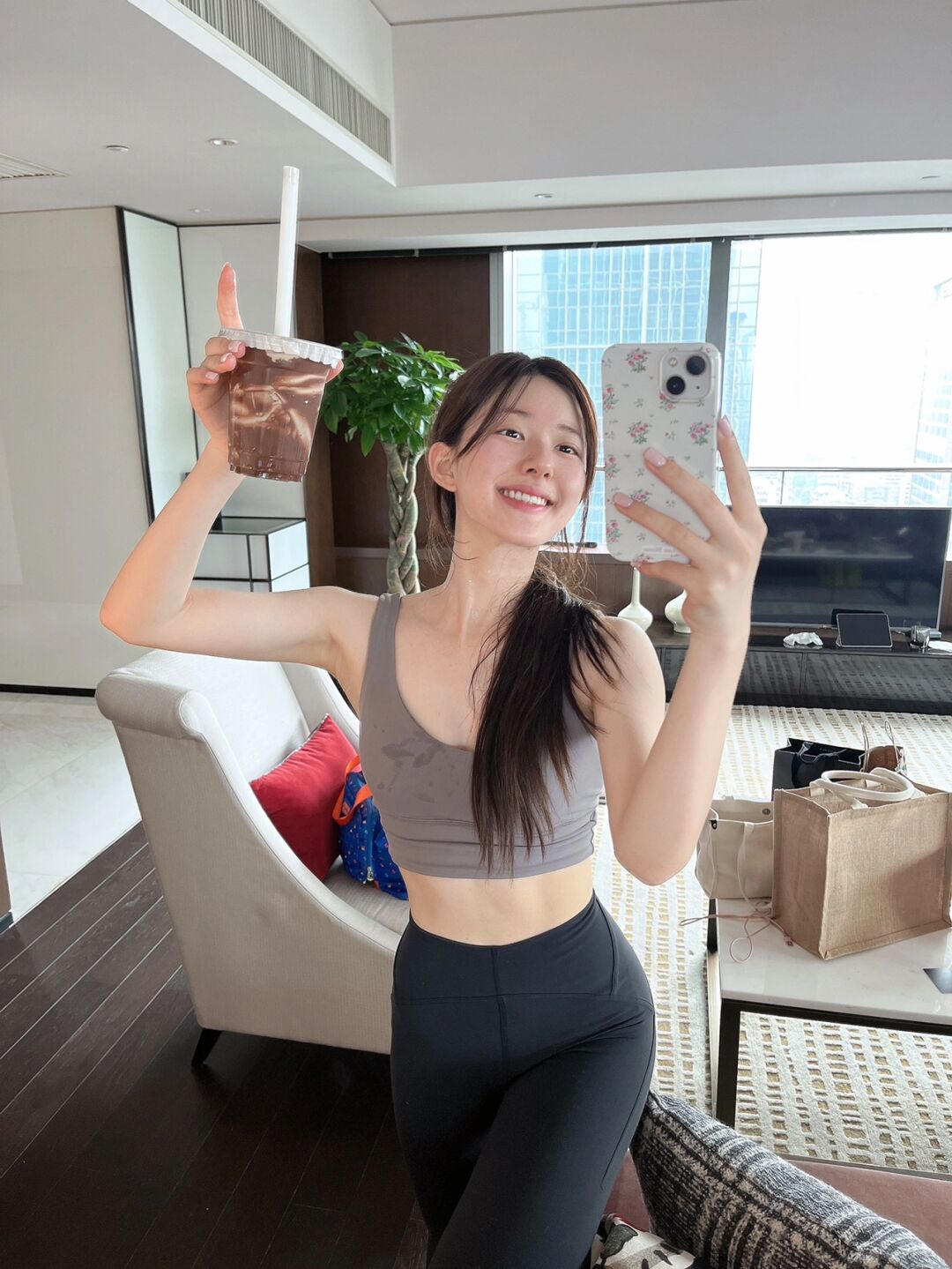 赵露思纯欲穿搭出境，完美学妹装吸睛