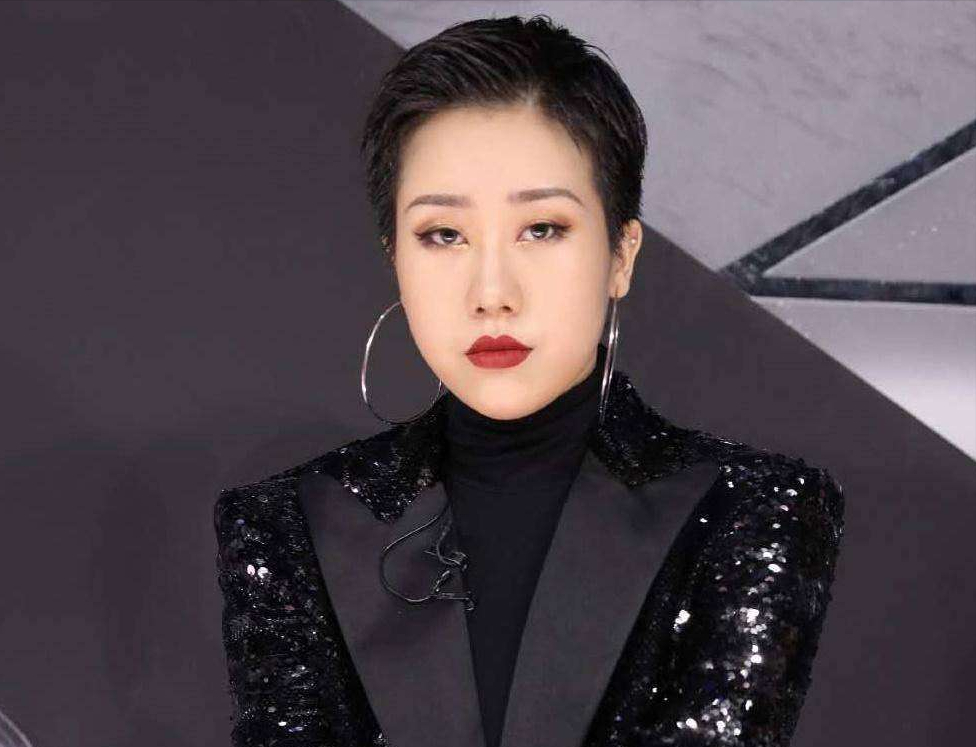 同样自曝工作变少没收入，刘维积极寻找出路，上官喜爱却在卖惨