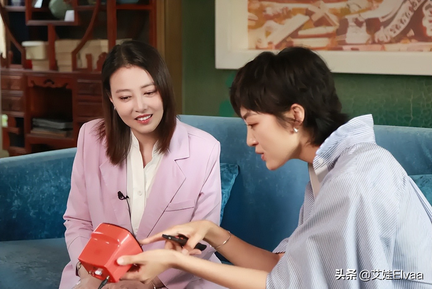 周海媚综艺首秀，穿芭比粉西装美出圈，56岁侧脸五官还是颜值担当