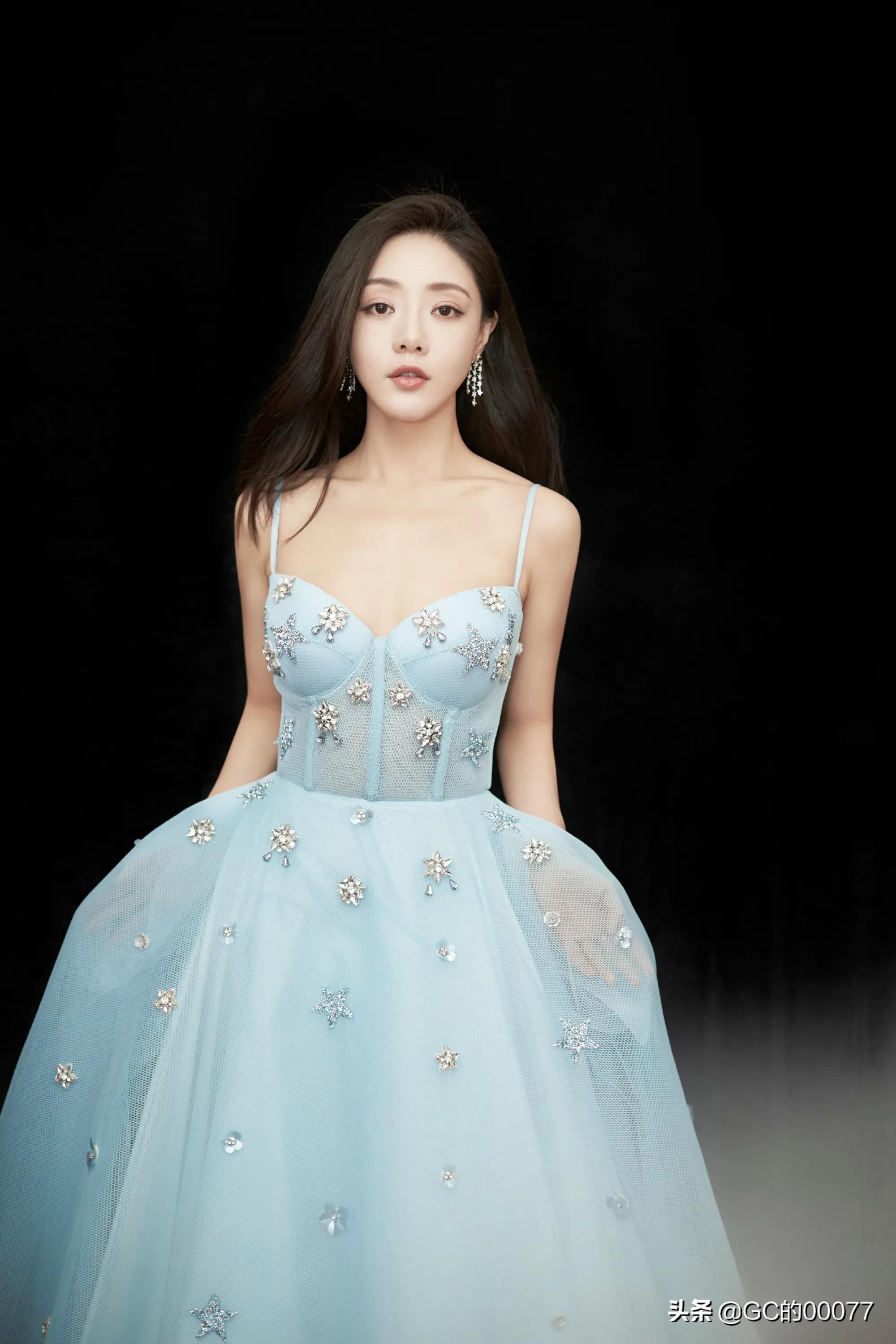 明星图片小姨妈邓家佳