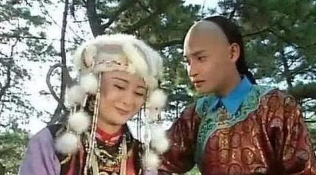 《还珠格格》里尔泰喜欢小燕子，到后来为什么娶赛亚